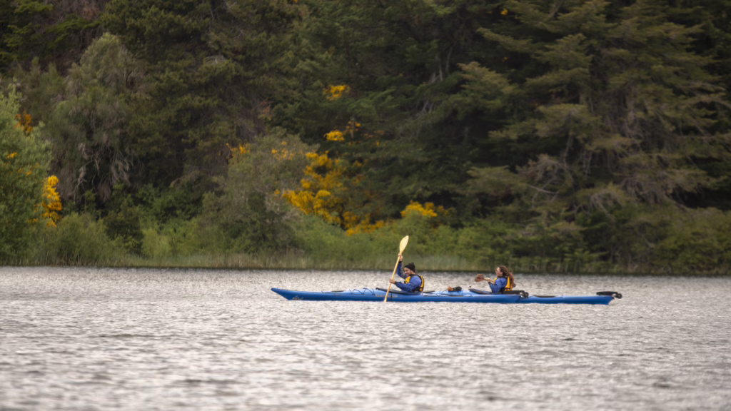 Kayakken op Lake Mascardi